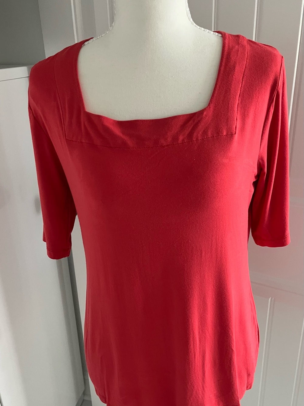 Carmen Marc Valvo Red Square Neck Short Sleeve Top